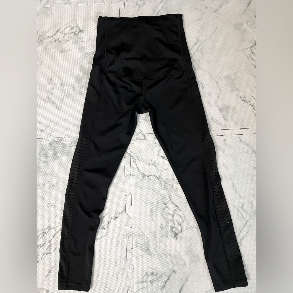 Movemama maternity leggings • trendy laser cut outs • size Small